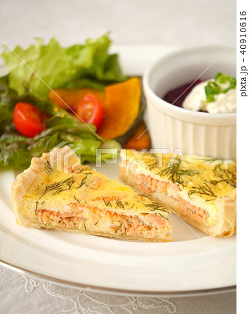 スモークサーモンとディルのキッシュランチ　（縦位置アップ） 40910616