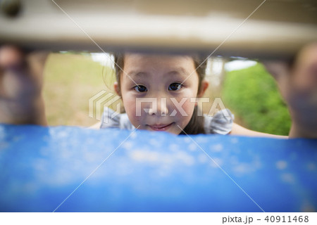 覗き見する女の子 40911468