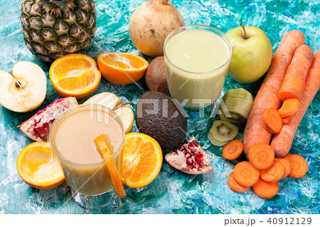 Glasses with detox smoothie surrounded by fruits 40912129