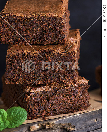square pieces of baked brownie lie in a pile square pieces of baked brownie lie in a pile 40912434