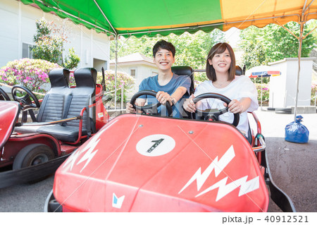 遊園地　人物　男女 40912521