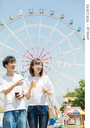 遊園地　人物　男女 40912640