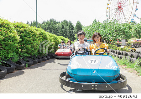 遊園地　人物　男女 40912643