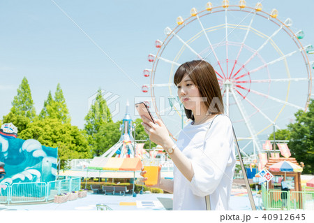 遊園地　人物　男女 40912645