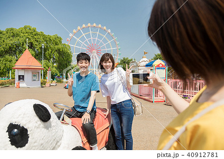 遊園地 人物 男性 メロディペットの写真素材