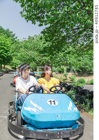 遊園地　人物　男女 40912785