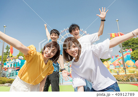 遊園地　人物　男女 40912789
