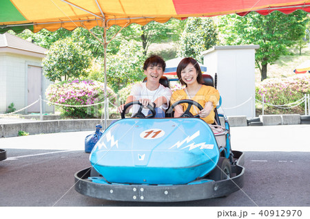 遊園地　人物　男女 40912970