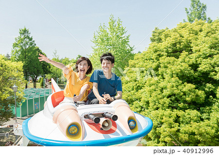 遊園地　人物　男女 40912996