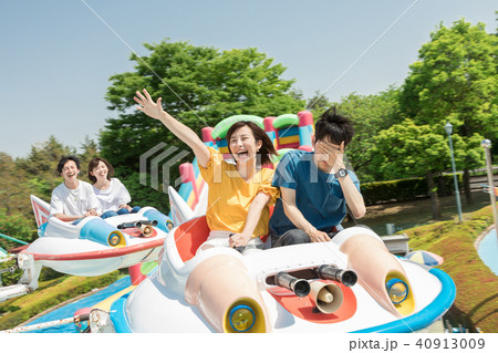 遊園地　人物　男女 40913009