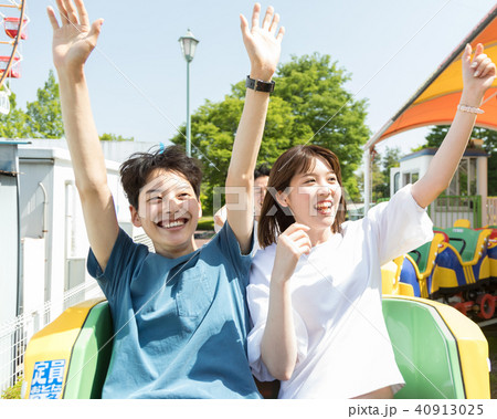 遊園地　人物　男女 40913025