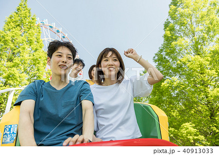 遊園地　人物　男女 40913033