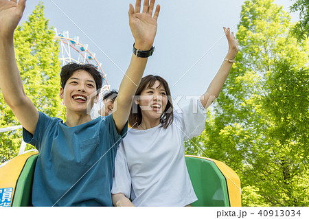 遊園地　人物　男女 40913034
