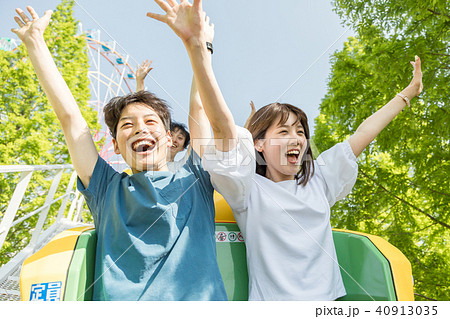 遊園地　人物　男女 40913035