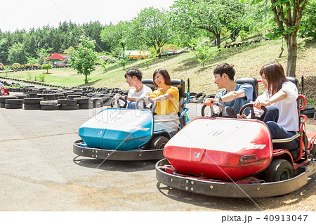 遊園地　人物　男女 40913047