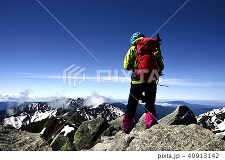 宝剣岳から極楽平に向かう単独行者 40913142