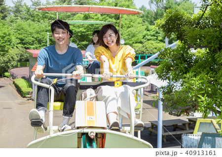 遊園地　人物　男女 40913161