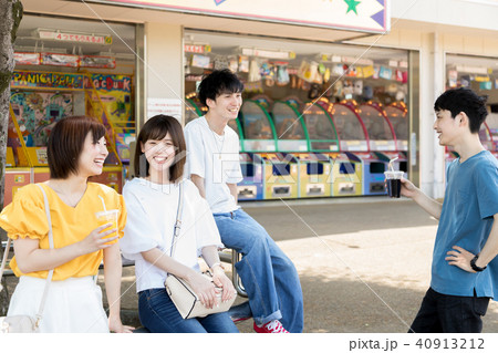 遊園地　人物　男女 40913212