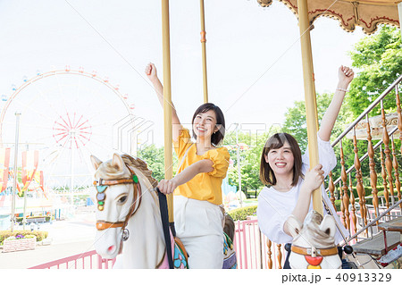 遊園地　人物　女性 40913329