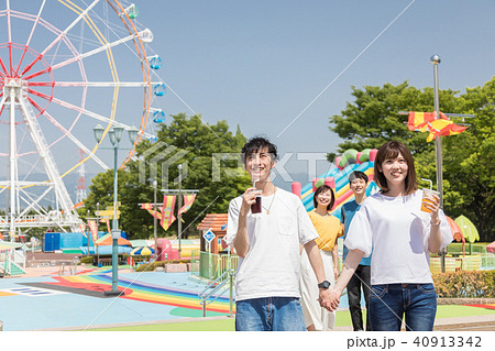 遊園地　人物　男女 40913342