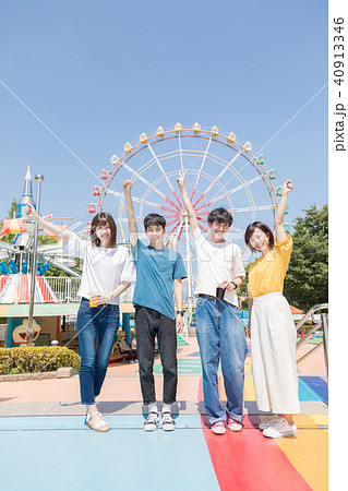 遊園地　人物　男女 40913346