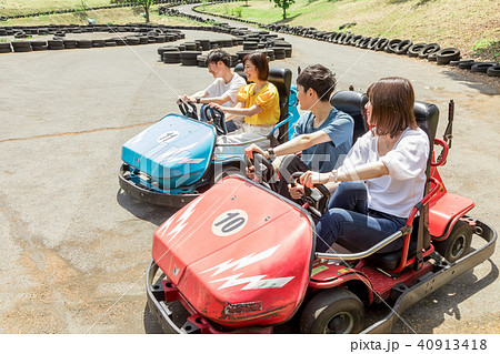 遊園地　人物　男女 40913418