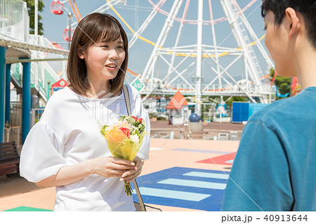 遊園地　人物　男女　告白　プレゼント　花束 40913644