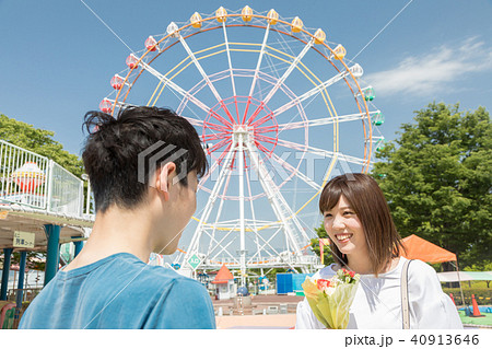 遊園地　人物　男女　告白　プレゼント　花束 40913646