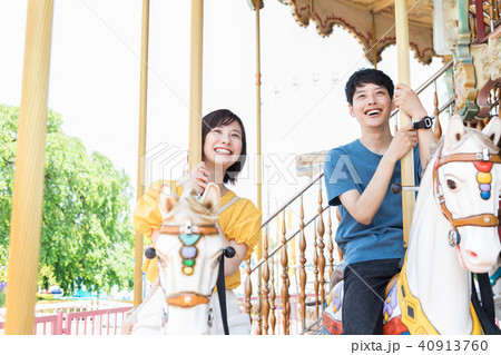 遊園地　人物　男女 40913760