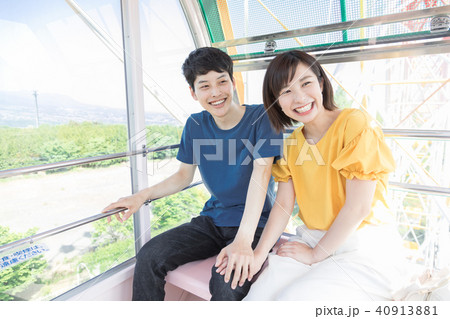 遊園地　人物　男女 40913881