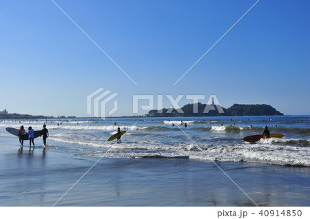 神奈川県藤沢市　湘南海岸（片瀬海岸）　江の島とサーファーと青空 40914850