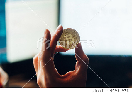 ビットコインを持つ手とマルチディスプレイ。 ビットコインを持つ手とマルチディスプレイ。 40914971
