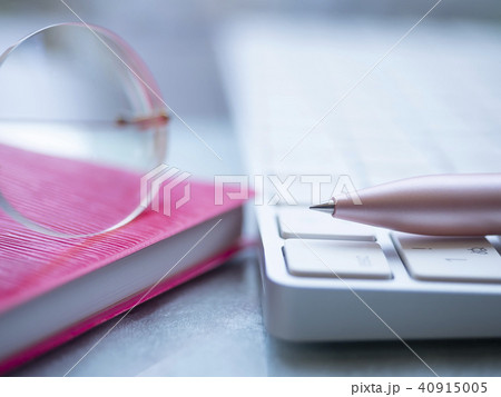 ビジネスイメージ・手帳・PC・メガネ・女性 40915005