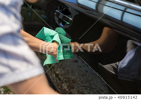 洗車をする男性 40915142