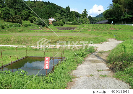 防火水槽と田舎の風景 40915642