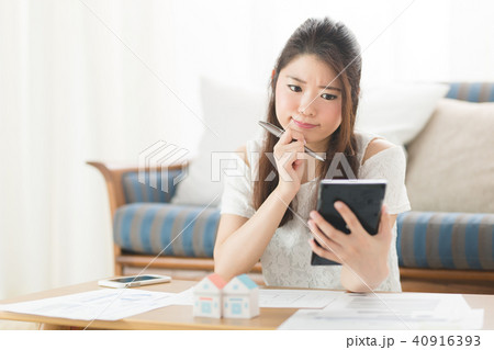 住宅 女性 ソファ 40916393