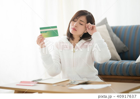 ルームウェア・女性・ソファー ルームウェア・女性・ソファー 40917637