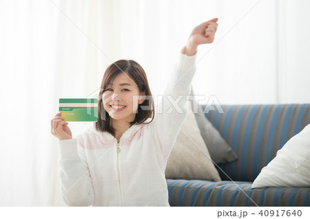 ルームウェア・女性・ソファー 40917640