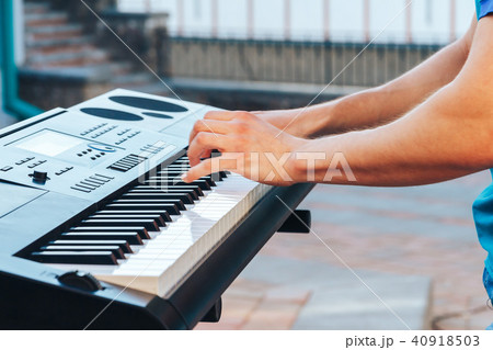 The guy plays the electronic piano 40918503