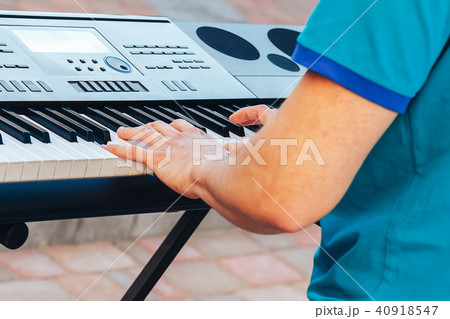 The guy plays the electronic piano 40918547