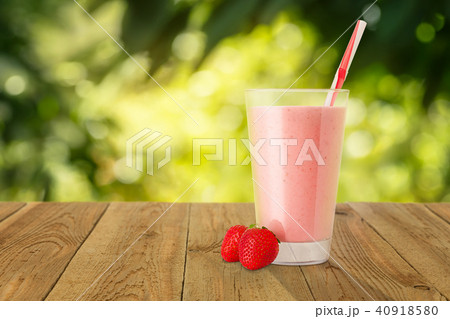 strawberry smoothie in glass 40918580