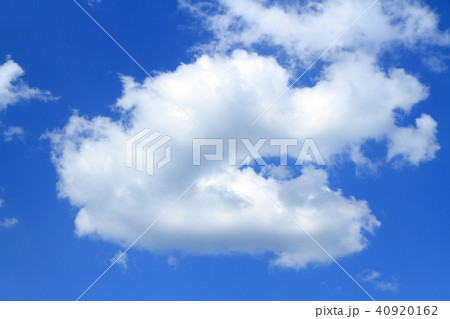 爽やかな青空とふんわりとした白い雲 爽やかな青空とふんわりとした白い雲 40920162