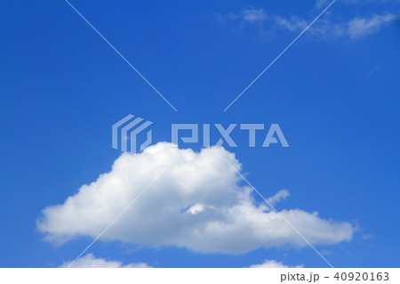爽やかな青空とふんわりとした白い雲 40920163