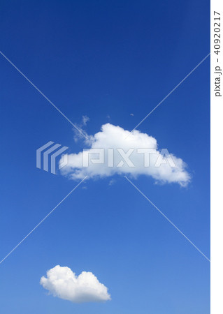 爽やかな青空とふんわりとした白い雲 40920217
