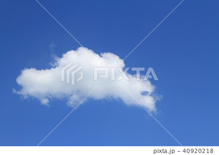 爽やかな青空とふんわりとした白い雲 爽やかな青空とふんわりとした白い雲 40920218