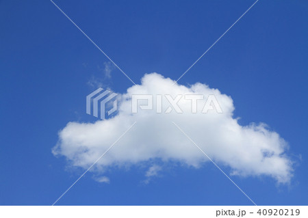 爽やかな青空とふんわりとした白い雲 40920219