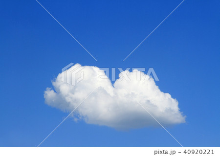爽やかな青空とふんわりとした白い雲 40920221