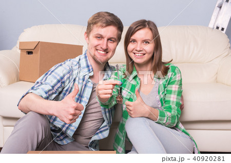 Happy love couple in her new home holding key 40920281