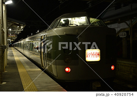 中央本線富士見駅を発車するムーンライト信州 40920754