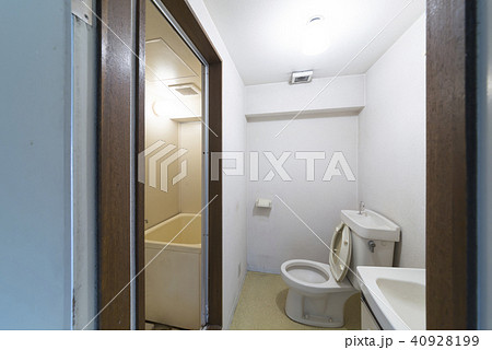 住宅・リフォーム・ビフォー・アフター素材・トイレ＆洗面室・ビフォー・取り壊し前・実例 40928199